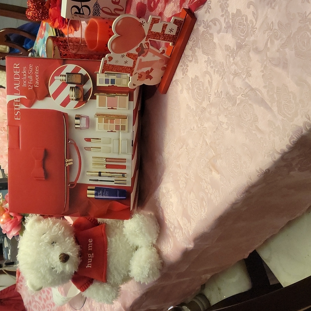 Estee Lauder gift set Valentines, Mother's day.